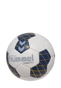 Weißer Fußball mit blauem und goldenen geometrischen Muster, ausgestattet mit dem "hummel CLASSIC PRO" Logo, sechseckigen Paneelen und strukturierter Oberfläche.