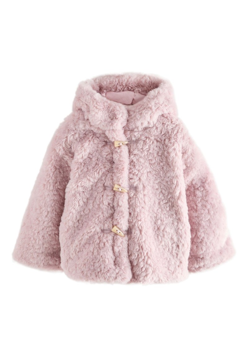 Manteau rose en fausse fourrure duveteuse avec capuche et trois boutons en bois à bascule sur le devant, conçu pour la chaleur et le style.