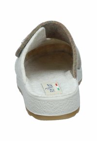 Weiße Filzsandalen mit einem gesprenkelten, mehrfarbigen Riemen, offenem Absatz, strukturiertem Außensohle und gebrandeter Innensohle; entworfen für Komfort und Unterstützung.