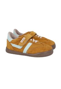 Zapatos de ante beige con acentos en azul claro, una correa de velcro y cordones clásicos. Cuentan con una suela de goma y costuras decorativas para mayor durabilidad.