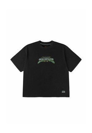 T-shirt nera a maniche corte con grafica ondulata verde e blu e testo sul petto, e una piccola etichetta marchiata vicino all'orlo.