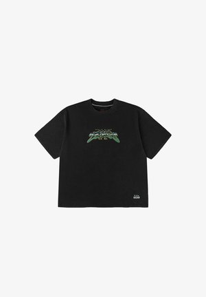 T-shirt nera a maniche corte con grafica ondulata verde e blu e testo sul petto, e una piccola etichetta marchiata vicino all'orlo.