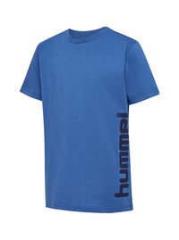 Blå bomullströja med rund hals och korta ärmar. Har en stor svart "hummel"-logotyp tryckt vertikalt på vänster sida.