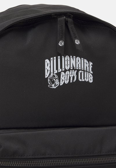 Črn nahrbtnik iz blaga z dvema zadrgama, teksturirano površino in belim logotipom, na katerem piše "Billionaire Boys Club" nad grafiko astronavta.