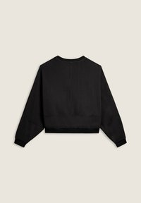 Sudadera negra corta con cuello redondo, mangas largas y puños acanalados. Textura lisa, detalles mínimos de costura, sin patrones visibles.