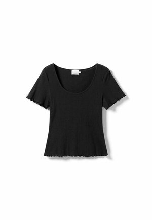 Must adhese lühikeste varrukatega must tops, millel on ümar kaelus ja volangäär, valmistatud pehmest kangast, millel on vertikaalsed mustrid. Brändi silt on nähtav sees.