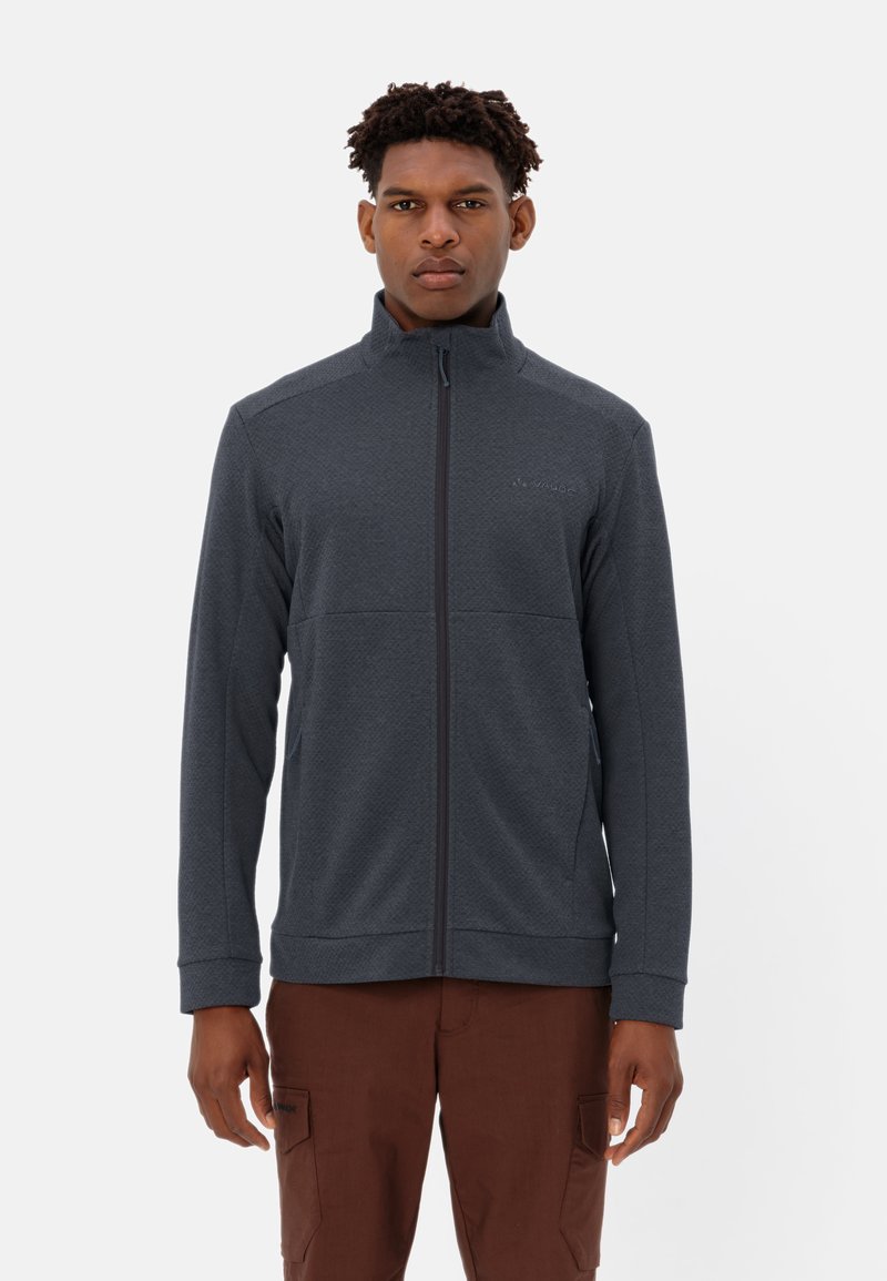 Giacca da uomo grigia scura con zip, caratterizzata da un motivo testurizzato, colletto alto e due tasche laterali. Realizzata in tessuto morbido, presenta un design aderente.