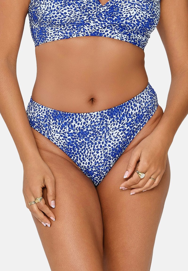 Niebieski i biały bikini z fakturowanym, kropeczkowym wzorem; z zawijasowym topem i spodniami o wysokim stanie, gładkim materiałem i minimalną ilością dodatków.