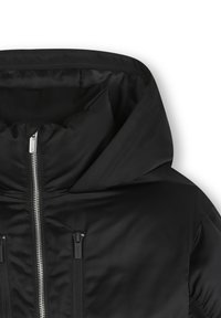 Veste matelassée noire avec un col haut, une fermeture éclair à l'avant et deux poches zippées. Texture lisse avec une finition brillante.