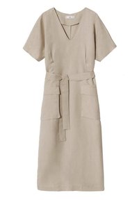 Robe midi beige confectionnée dans un tissu doux, présentant un col en V, des manches courtes, une ceinture à nouer et deux poches frontales.