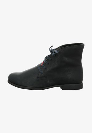 Schwarze Leder-Stiefeletten mit runder Spitze, glatter Oberfläche und blauen Schnürsenkeln. Sie verfügen über einen niedrigen Absatz und minimale Nähte.