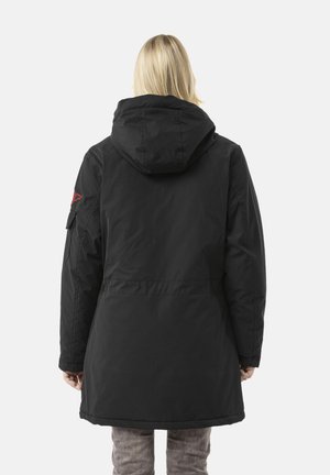 Zwarte parka met capuchon en getailleerde taille, met een gladde textuur en een rood logodetail op de linkermouw.