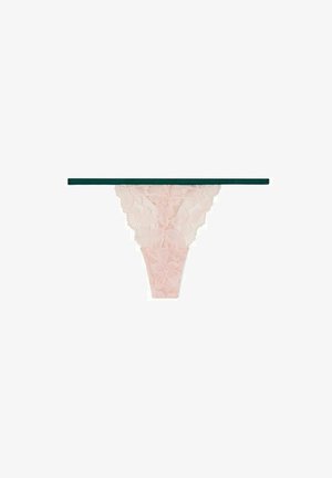 Roze kanten string met bloemenpatroon, voorzien van een dunne donkergroene tailleband. De gestructureerde kant vertoont ingewikkelde details en een verfijnd ontwerp.