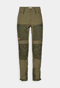 Olivgrüne Outdoor-Hosen aus strukturiertem Stoff, mit Reißverschlusstaschen, verstärkten Knieflicken und verstellbaren Knöchelabschlüssen.