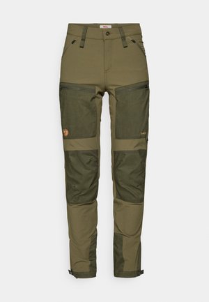 Oliwkowe spodnie outdoorowe z teksturowanej tkaniny, z zamykanymi na zamek kieszeniami, wzmocnieniami na kolanach oraz regulowanymi mankietami przy kostkach.