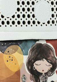 Cuir texturé blanc avec des cercles perforés. Illustration d'une fille aux cheveux bruns sur un fond en blocs de couleur. Éléments d'embellissement subtils.