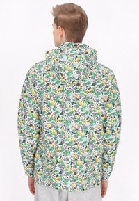 Giacca con cappuccio da uomo con una stampa colorata di frutta e animali, realizzata in tessuto leggero con polsini elasticizzati e cappuccio regolabile.