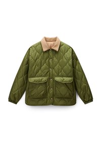 Giacca trapuntata verde con colletto beige, dotata di due tasche frontali e chiusura con bottoni. Superficie testurizzata con design imbottito.