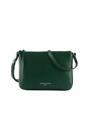 Sac bandoulière en cuir vert foncé avec une sangle ajustable et un design minimaliste, avec un petit nom de marque "Liebeskind Berlin" à l'avant.