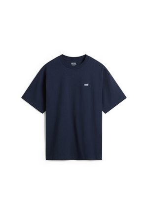 Granatowa bawełniana koszulka z krótkim rękawem, okrągłym dekoltem i małym białym logo Vans na lewej piersi. Prosty, klasyczny design.