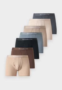 Επτά ζευγάρια ανδρικά μποξεράκια Abercrombie & Fitch σε αποχρώσεις μπεζ, καφέ, μαύρο, γκρι και μπλε, τοποθετημένα σε διαγώνια σειρά.