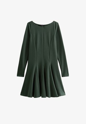 Vestido verde de manga larga confeccionado en tela suave, con escote redondo, cuerpo ajustado y falda acampanada con diseño plisado.