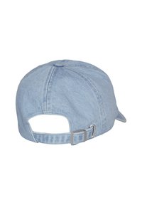 Gorra de denim azul claro con visera curva, cierre de correa ajustable y pequeño recorte en la parte trasera para ventilación. Textura suave.