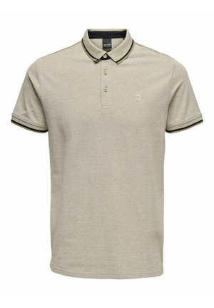 Lichtgrijze polo met een tweeknoopsluiting, zwarte rand rond de kraag en mouwen, en een subtiel geborduurd logo op de borst.