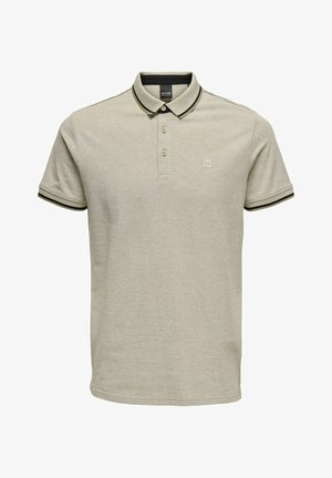 Lichtgrijze polo met een tweeknoopsluiting, zwarte rand rond de kraag en mouwen, en een subtiel geborduurd logo op de borst.