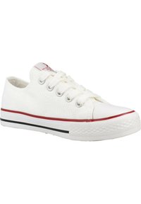 Sneaker basse in tela bianca con accenti rossi e neri, punta rotonda e sei occhielli per i lacci. Suola in gomma testurizzata per una buona aderenza.