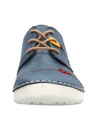 Scarpa in pelle blu con punta arrotondata, lacci beige, suola bianca e dettagli colorati ricamati sulla tomaia. Texture liscia con cuciture a contrasto.
