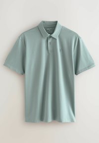 Polo in un colore teal chiaro, realizzato in un tessuto morbido. Presenta un colletto classico, maniche corte e un piccolo logo ricamato sul petto.