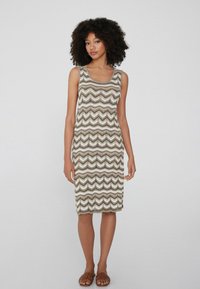 Strick-Sommerkleid mit Zickzackmuster in Grün, Beige und Weiß. Ärmelloses Design, Rundhalsausschnitt, knielang mit seitlichen Schlitzen.