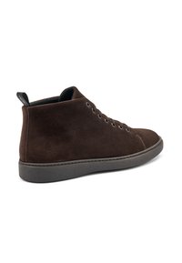 Scarpa alta in suede marrone con punta rotonda, suola in gomma grigia, sei asole e un'etichetta nera sul tallone.