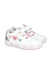 Zapatillas blancas con apliques en forma de corazón en rosa y teal, con un acento plateado en el talón y cordones rosas. Cierre de tira de velcro.