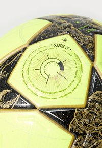 Pallone da calcio di taglia 5 con un brillante design giallo e nero. Presenta esagoni testurizzati, illustrazione del manometro e grafica dettagliata.