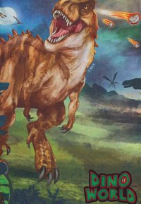 T-shirt con un design colorato di T-Rex con denti e artigli affilati, ambientato su un paesaggio verde e uno sfondo blu. Il testo recita "MONDO DINO".