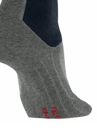 Grijze en donkerblauwe sok met geribbelde textuur, verstevigde hiel en teen. Voorzien van een rood logo en maatindicatie aan de onderkant.