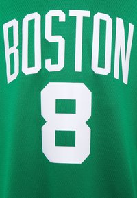Camisa deportiva verde con el texto blanco "BOSTON" encima de un gran número 8 impreso en la parte frontal.