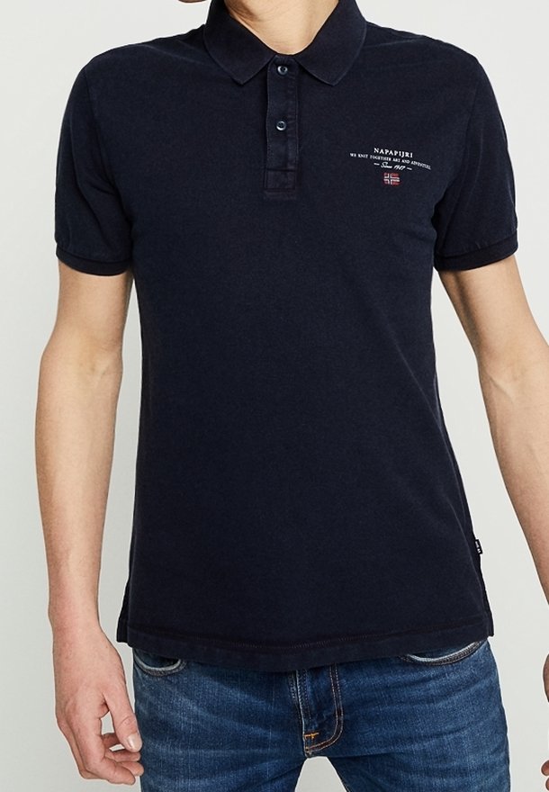 Polo shirt bleu marine à manches courtes, avec patte de boutonnage et un petit logo brodé sur la poitrine. Tissu en coton doux.