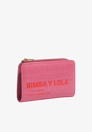 Cartera rosa con textura de cocodrilo y cremallera dorada, con texto rojo "BIMBA Y LOLA" y colección primavera-verano 2026 en el frente.