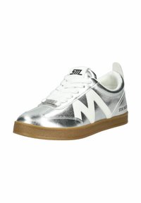 Silberne metallische Sneaker mit weißen Akzenten, runder Zehenform, weißen Schnürsenkeln und einer Gummisohle. Branding sichtbar auf der Zunge und der Seite.