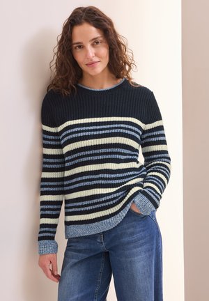 Gestreifter Strickpullover in Marineblau, Creme und Hellblau, mit Rundhals, gerippter Textur und gestrickten Bündchen, kombiniert mit hellen Jeans.