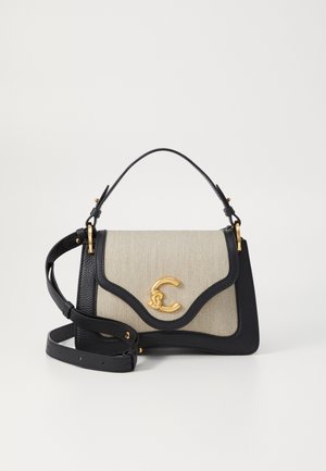 Kleine rechteckige beiger Stoffhandtasche mit schwarzem Lederbesatz, goldfarbenen Beschlägen, Tragegriff oben und abnehmbarem Schulterriemen.