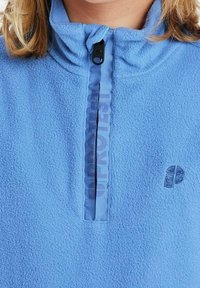 Jasnoniebieski polar z kołnierzem na pół zamek, z fakturowanym materiałem, haftowanym logo oraz napisem "PROTEST" na suwaku.