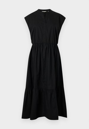 Mustmust dress, mille varrukatega, V-kaelusega ja kogutud vöökoht, lõpetades kihilise hemiga. Sile tekstuur, ilma mustriteta.