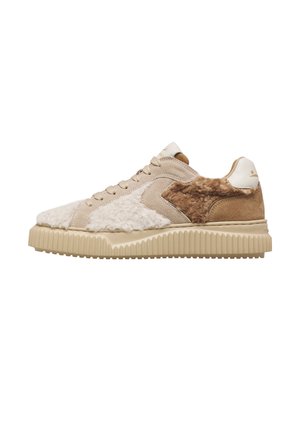 Beige-brauner Sneaker mit niedrigem Schaft, texturierten Fleeceteilen und dicker, geriffelter Sohle, Seitenansicht vor weißem Hintergrund.