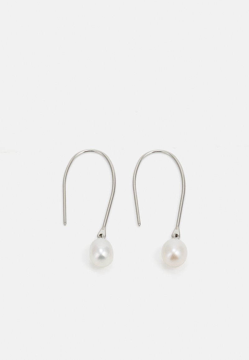 Boucles d'oreilles en argent avec crochets, présentant deux perles rondes, une grise et une blanche, avec une surface lisse et brillante et un design minimaliste.