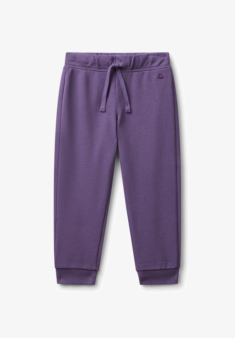 Fioletowe spodnie dresowe wykonane z miękkiego materiału, z elastycznym paskiem w talii ze sznurkiem oraz ściągaczami przy nogawkach. Prosty design, bez widocznych wzorów.