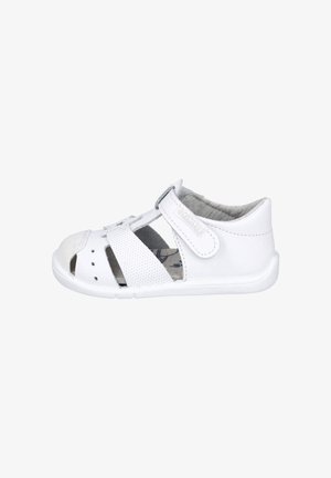 Sandalia blanca de piel para bebé con tira de velcro, diseño de punta abierta y forro interior acolchado.